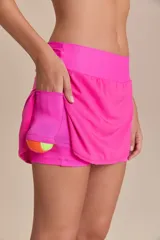 Pollera deportiva color verde lima, con short interno y bolsillo en la cintura.