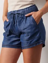Short color beige de tencel, con pretina ancha elastizada y lazo de ajuste. Tiene bolsillos delanteros y bolsillos simulados en la parte trasera.