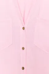 Camisa cropped color rosa de lino, con cuello solapa, escote pico, manga corta y bolsillos delanteros de plastrón.