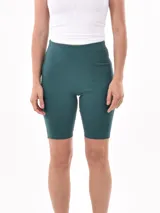 Calza corta de lycra color verde petróleo.