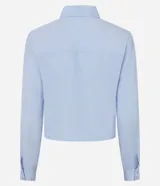 Camisa de manga larga, cuello camisero, abotonada, con rayas verticales finas celestes y blancas, y estampado grande en negro con la palabra "CHAMPION".