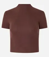 Blusa corta de rib color rosado, con cuello alto y mangas cortas.