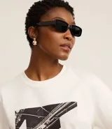 Remera de algodón color blanco con estampa de galería de arte en blanco y negro.