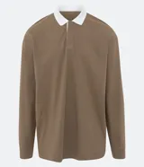 Remera polo de hombre color marrón, corte relaxed, confeccionada en media malla de algodón. Presenta cuello camisero blanco contrastante, tapeta con botones, mangas largas con sisa desplazada y puños ajustados.