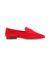 Mocasín color marrón claro de cuero gamuzado, con suela plana y antifaz clásico. Diseñado en Uruguay y fabricado en Brasil.