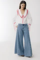 Pantalón jean color borgoña, de corte wide leg y tiro alto.