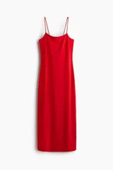 Vestido midi rojo de punto suave, corte entallado, con escote redondo profundo, espalda escotada y breteles spaghetti que se entrelazan en bucles y se atan en la espalda.