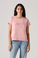 Remera rosa de algodón con cuello redondo y mangas cortas. Estampado frontal con el logo de Levi's y el número 73 en color bordó.
