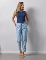 Pantalón celeste liso, marca Dash. Pretina elastizada, bolsillos delanteros y bolsillos traseros simulados.