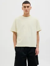 Remera color crema de manga corta y cuello redondo con estampa en la espalda con la palabra "MALIBU".