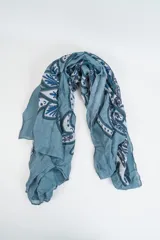 Pañuelo fino de tela ligera, color azul verdoso, con estampado paisley en tonos azul marino y blanco.