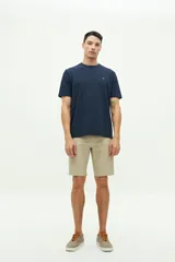 Remera azul marino de manga corta con logo bordado en el pecho.