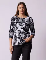 Remera de algodón estampada, marca Ruby Rd. Manga ¾ y escote cuadrado.