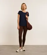 Remera lila de microfibra con escote redondo y mangas cortas.