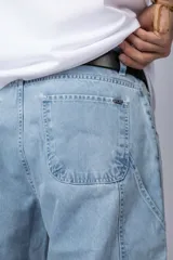 Bermuda de jean celeste, corte mom y estilo carpintero, con bolsillos laterales y traseros.