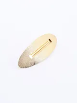 Broche dorado para el pelo con forma ovalada.