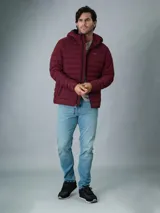 Campera acolchada Calvin Klein color bordó con capucha y cierre frontal con cremallera. Tiene bolsillos laterales con cremallera y logo de la marca en el pecho y en la manga.