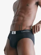 Pack de tres slips negros de Calvin Klein con cintura elástica con logo repetido.