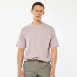 Remera lisa color lila de corte recto, con cuello redondo y bolsillo en el pecho.