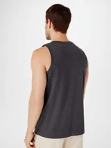 Musculosa azul de corte clásico, con cuello redondo y sisas amplias.