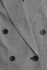 Blazer oversized de doble botonadura con solapas de pico y botones adelante. Modelo con hombreras, bolsillo superior insertado, bolsillos delanteros con solapa y botones decorativos en los puños. Abertura atrás. Forrado.