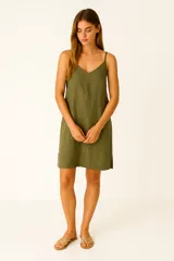 Vestido corto color verde militar, de lino, con breteles finos regulables y escote en V.