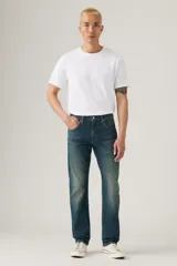 Pantalón de jean de corte recto, color azul oscuro con desgaste en muslos y rodillas.