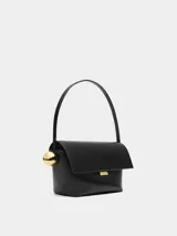 Bolso de mano negro de piel napa suave con asa de hombro, cierre de solapa plegable, charms de esfera y cubo bañados en oro, cierre magnético, bolsillo de parche en la parte trasera, bolsillo de parche interior y bolsillo con cremallera. Logotipo y herrajes bañados en oro. Interior totalmente forrado en algodón.
