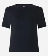 Blusa de viscosa color verde, con cuello redondo y manga corta con detalle plegado.