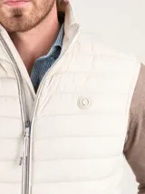 Chaleco gris acolchado para hombre, confeccionado en nylon reciclado repelente al agua, con cierre de cremallera, sisa elástica y logo engomado en el pecho.