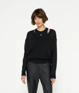 Suéter negro de punto fino con cuello en V y corte holgado, confeccionado en mezcla de lana de alpaca.