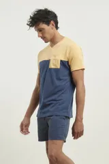 Remera de hombre con cuello en V, parte superior negra y parte inferior gris con bolsillo en el pecho.