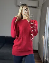 Sweater color salmón con textura en relieve de rombos y líneas verticales.