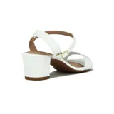 Sandalia de mujer color negro, con tira ancha en la parte delantera y tira fina ajustable con hebilla metálica en el tobillo. Posee un taco ancho y bajo.