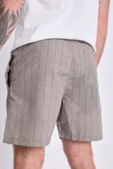 Short de baño color verde militar con estampado de espiga.