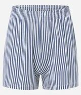 Conjunto de pijama short doll, compuesto por una remera azul con estampado de la frase "Chase The Sun" y un short a rayas verticales blancas y azules con cintura elástica.