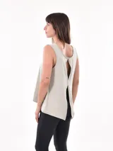 Musculosa deportiva gris con corte holgado y sisas amplias.