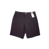 Short negro de corte recto con bolsillos laterales y traseros.