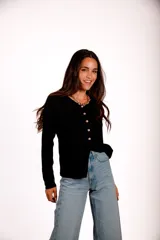 Blusa de morley elastizado color beige, de calce ajustado y mangas largas.
