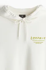 Buzo canguro blanco de tejido liviano de felpa con interior cepillado suave, capucha de doble capa con cordón para ajustar, bolsillo canguro y remate acanalado ancho en puños y bajo.