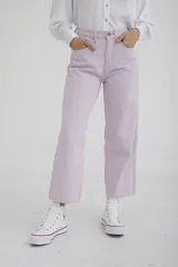 Pantalón de jean color amarillo pastel, corte cropped y pierna ancha.