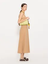 Vestido midi color beige de tela de punto lisa, con escote y espalda rectos, breteles finos y falda con corte en línea A.