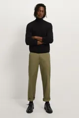 Jersey negro de punto fino con cuello alto y manga larga.