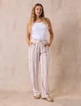 Pantalón cargo de lino color blanco, marca Marissa Olivia. Tiene pretina ancha elastizada con lazo de ajuste, bolsillos inclinados delanteros y bolsillos laterales con botón.