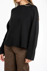 Sweater de tejido de punto acanalado, color azul vibrante, con cuello redondo y mangas largas.