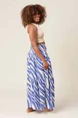 Falda larga con estampado de cebra en tonos marrón y blanco, cintura elastizada tipo smock con cordón ajustable y terminación en borlas.