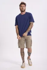 Remera gris de corte clásico y mangas cortas.