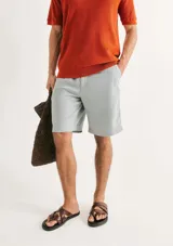 Bermuda color beige con cordón ajustable en la cintura.