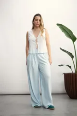 Pantalón de vestir verde militar, de corte palazzo, con pinzas en la cintura y bolsillos laterales.