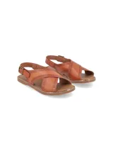 Sandalia de cuero color marrón con tiras cruzadas y hebilla lateral.